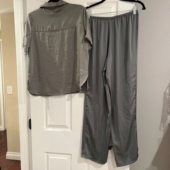 Danskin Gray Satin Short Sleeve Button Front Top Size Small NWT - Picture 5 of 5